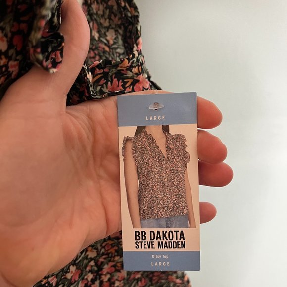 NWT BB Dakota Steve Madden Floral Sleeveless Top Ruffle Detail Size Large V-Neck - Picture 10 of 11